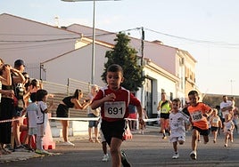 Fotos| Unos 200 atletas participan en la II Milla Urbana de Monesterio