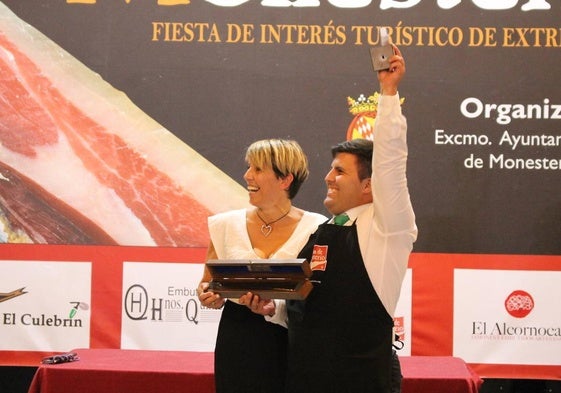 Javier Fernández mira a su familia junto a la alcaldesa Loli Vargas y celebra su Cuchillo Jamonero de Oro 2024 de Monesterio