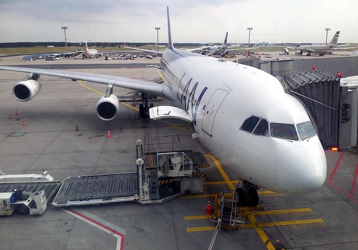 Sustituir un parabrisas de avión puede costar 50.000 euros. POLO