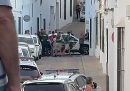 Las imágenes del vídeo muestran al sujeto (vestido de rojo) junto al coche de la Guardia Civil