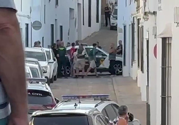 Las imágenes del vídeo muestran al sujeto (vestido de rojo) junto al coche de la Guardia Civil