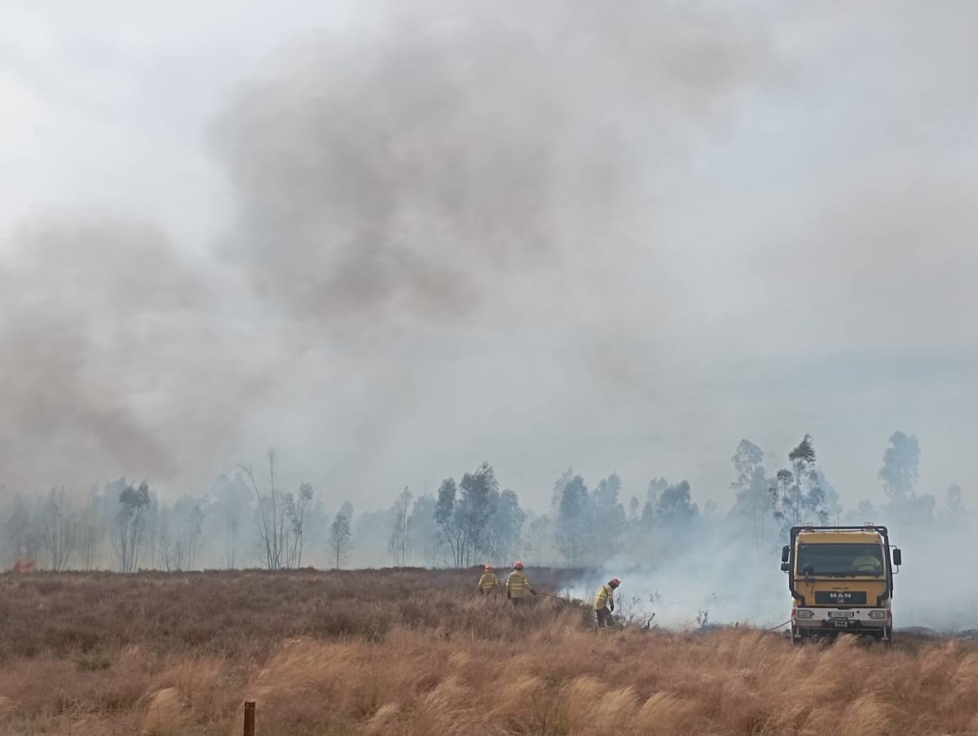 El incendio de Badajoz, cerca del cuartel de Bótoa, en imágenes