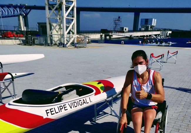 Inés Felipe, en Tokio junto a su piragua.