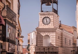 Reloj situado en la Puerta de la Villa.