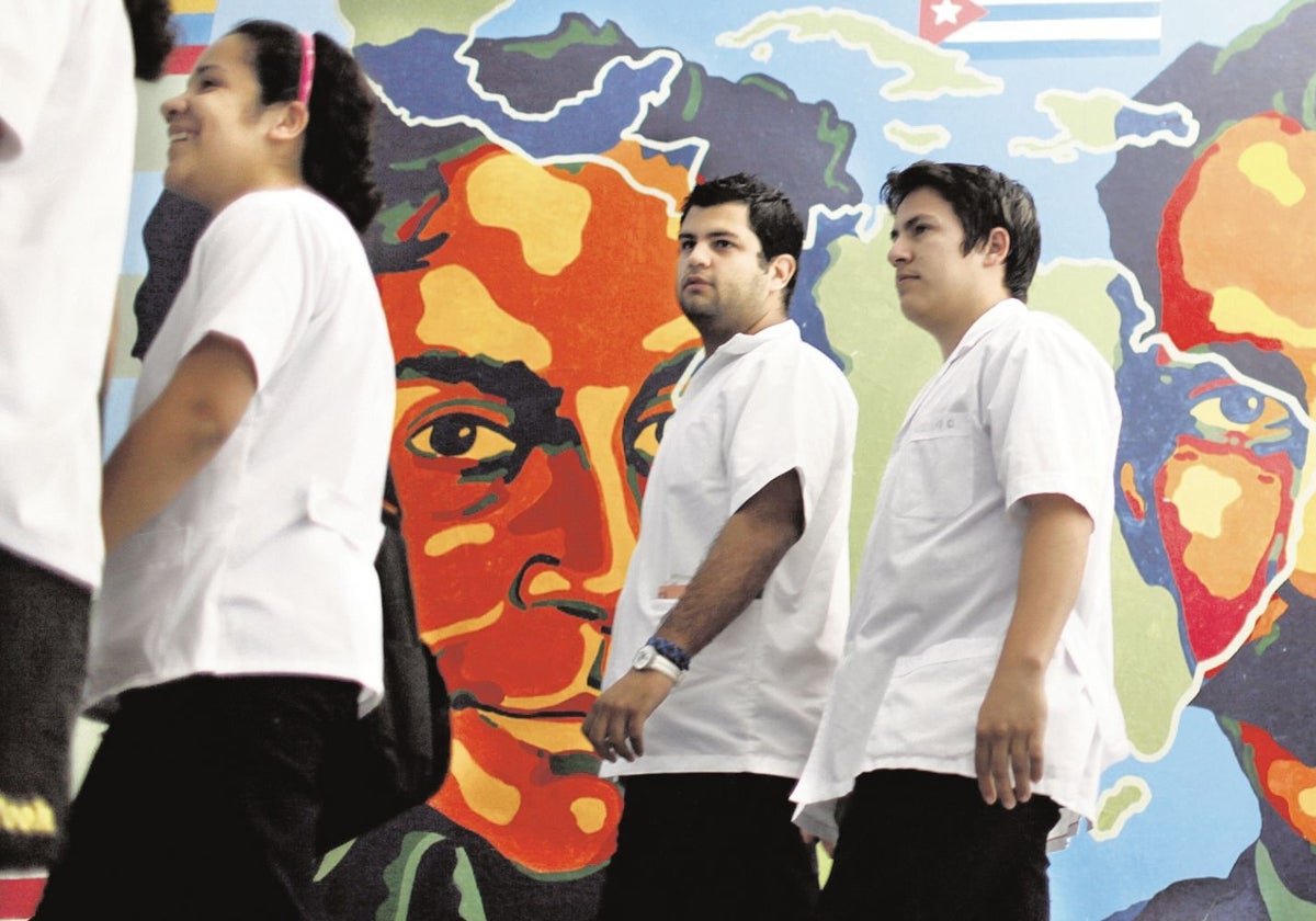 Alumnos de la Escuela Latinoamericana de Medicina de La Habana (Cuba), delante de un muro con las efigies de Simón Bolívar y José Martí.