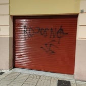 Aparecen unas pintadas con simbología nazi en la sede del PSOE en Badajoz