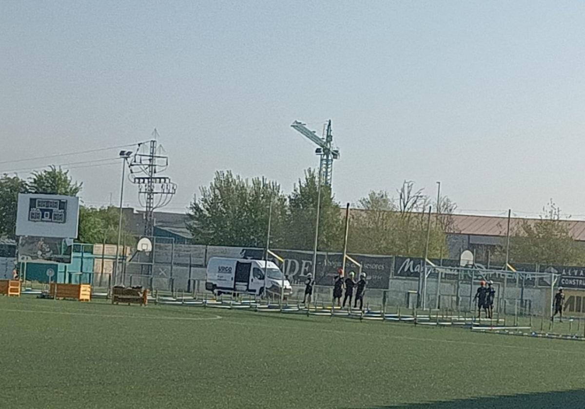 Trabajos de montaje en el campo municipal de deportes.