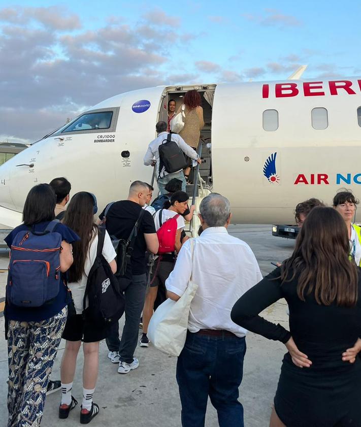 Imagen secundaria 2 - Fotos tomadas por una pasajera del vuelo durante la escala en Madrid.