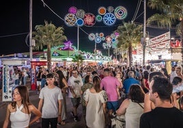 Público por las calles del Ferial tras el encendido del alumbrado.