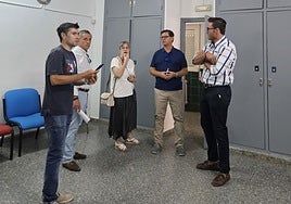 Responsables de la Consejería de Educación y el Ayuntamiento en su visita ayer al colegio Proa.