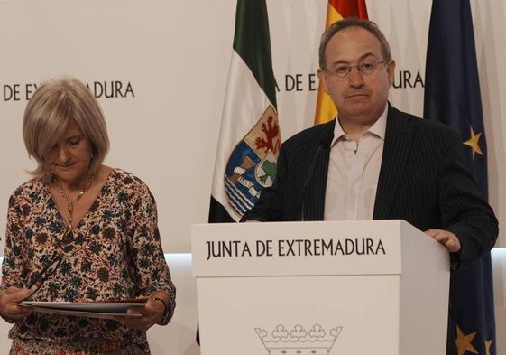 Cimarro, esta mañana, en la sede de Presidencia de la Junta, junto a Victoria Bazaga, consejera de Turismo y Cultura y portavoz del Gobierno regional.