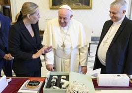 La presidenta de Extremadura, María Guardiola, junto al papa Francisco.