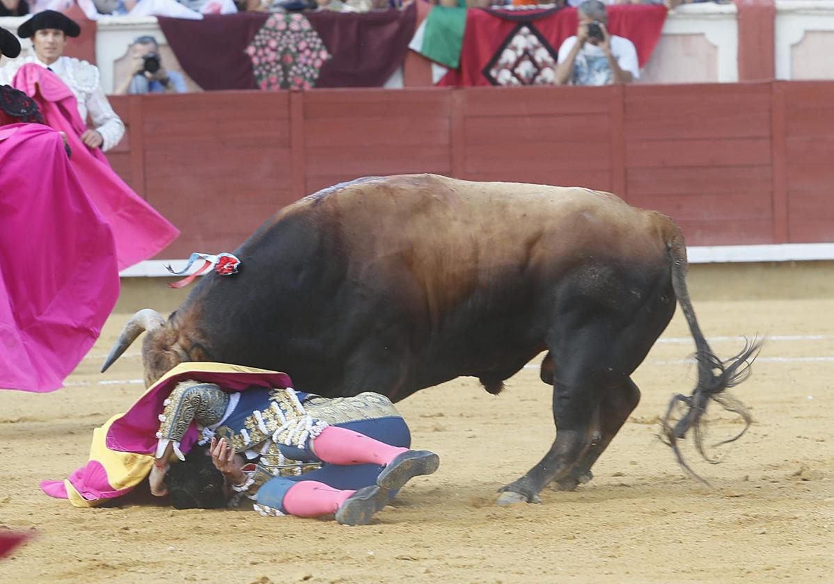 Momento de la cornada de Miguel Ángel Perera.