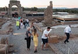 Visitantes en la Ciudad Romana de Cápara, con su famoso arco al fondo.