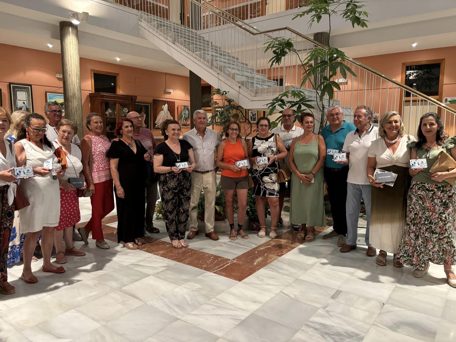 Asistentes a la clausura de la exposición de pintura este viernes.