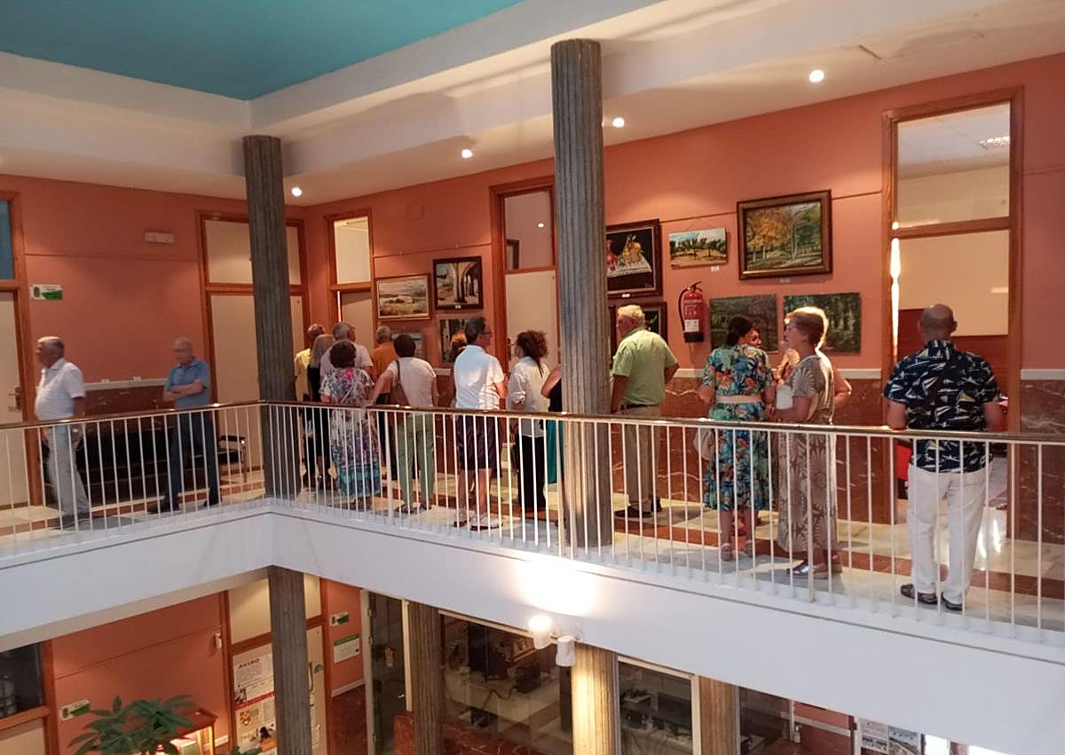 Imagen secundaria 1 - Detalles de la exposición pictórica del día que se inauguró, el pasado 5 de agosto.