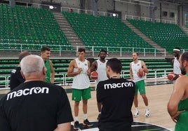 Primer entrenamiento del Cáceres en el Multiusos.