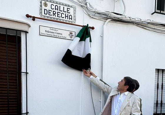 Descubrimiento de una de las dos placas en honor a Feliciano Correa. Esta, la colocada en el inicio de la calle Derecha, donde vive.