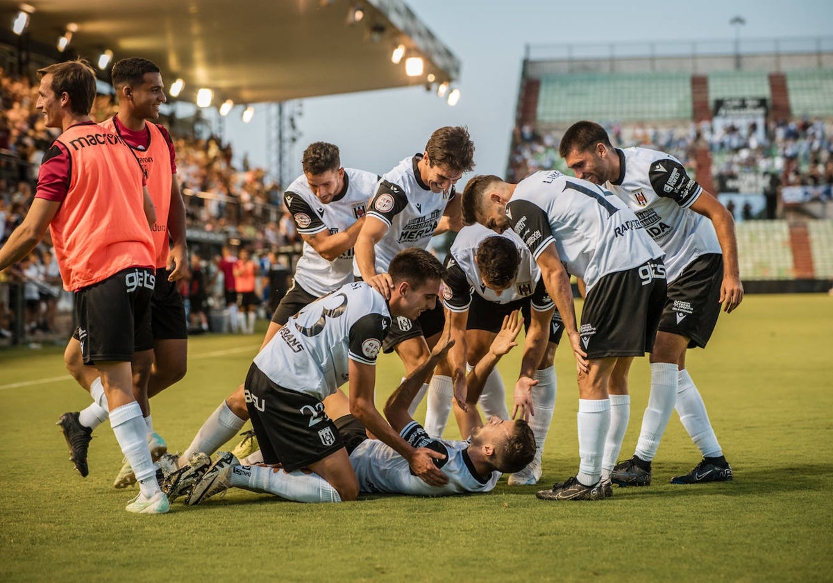 Los futbolistas emeritenses celebran el segundo tanto de Eslava ante el Recre.