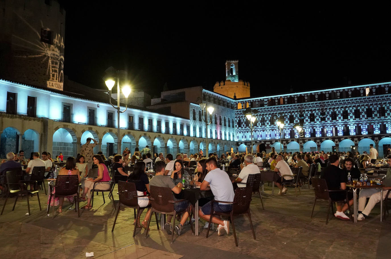 Fotos | Ambiente en la Plaza Alta de Badajoz en la clausura de la Ciudad Encendida
