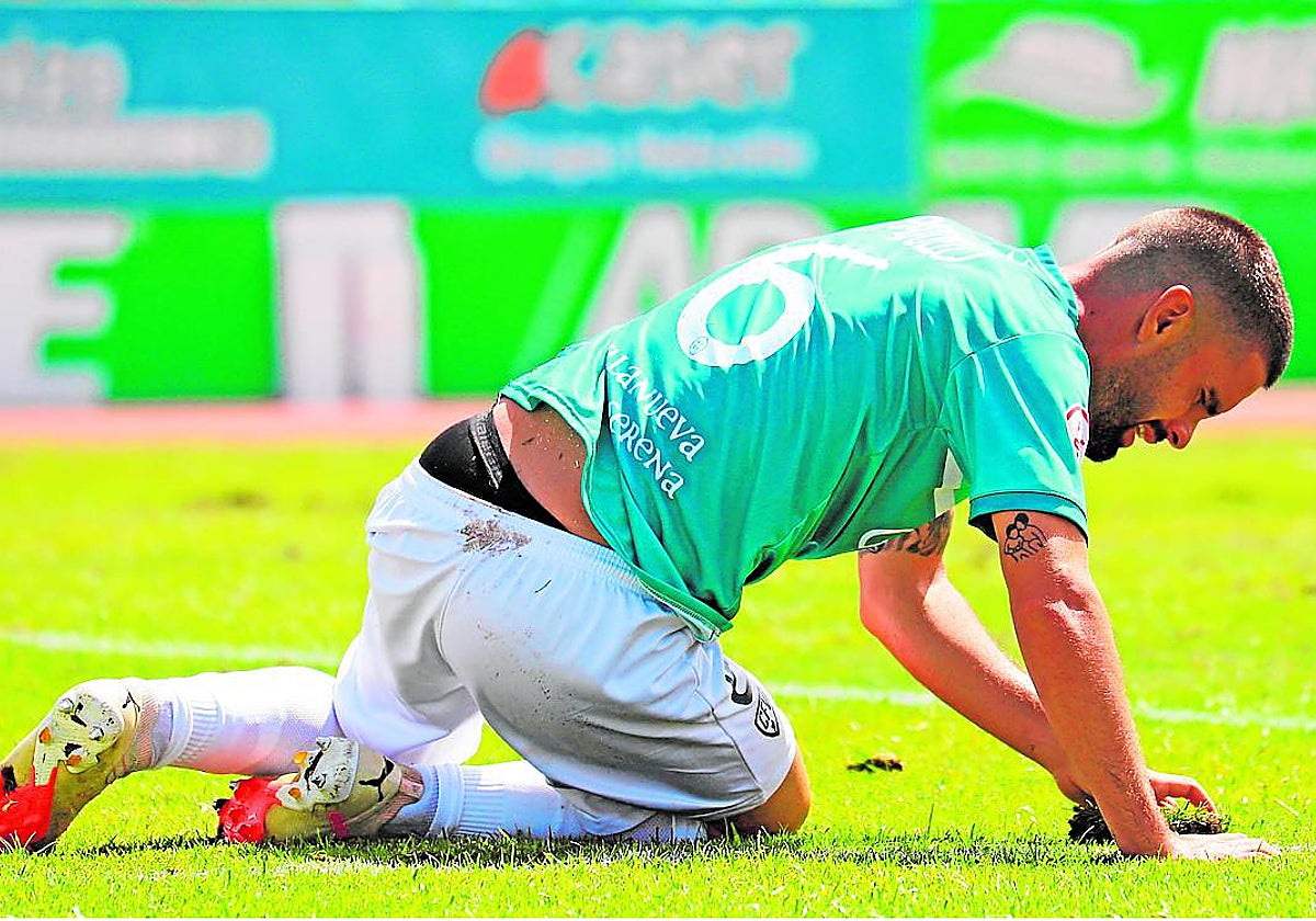 Pajuelo, que entró tras el descanso, se lamenta tras una ocasión.