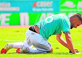 Pajuelo, que entró tras el descanso, se lamenta tras una ocasión.