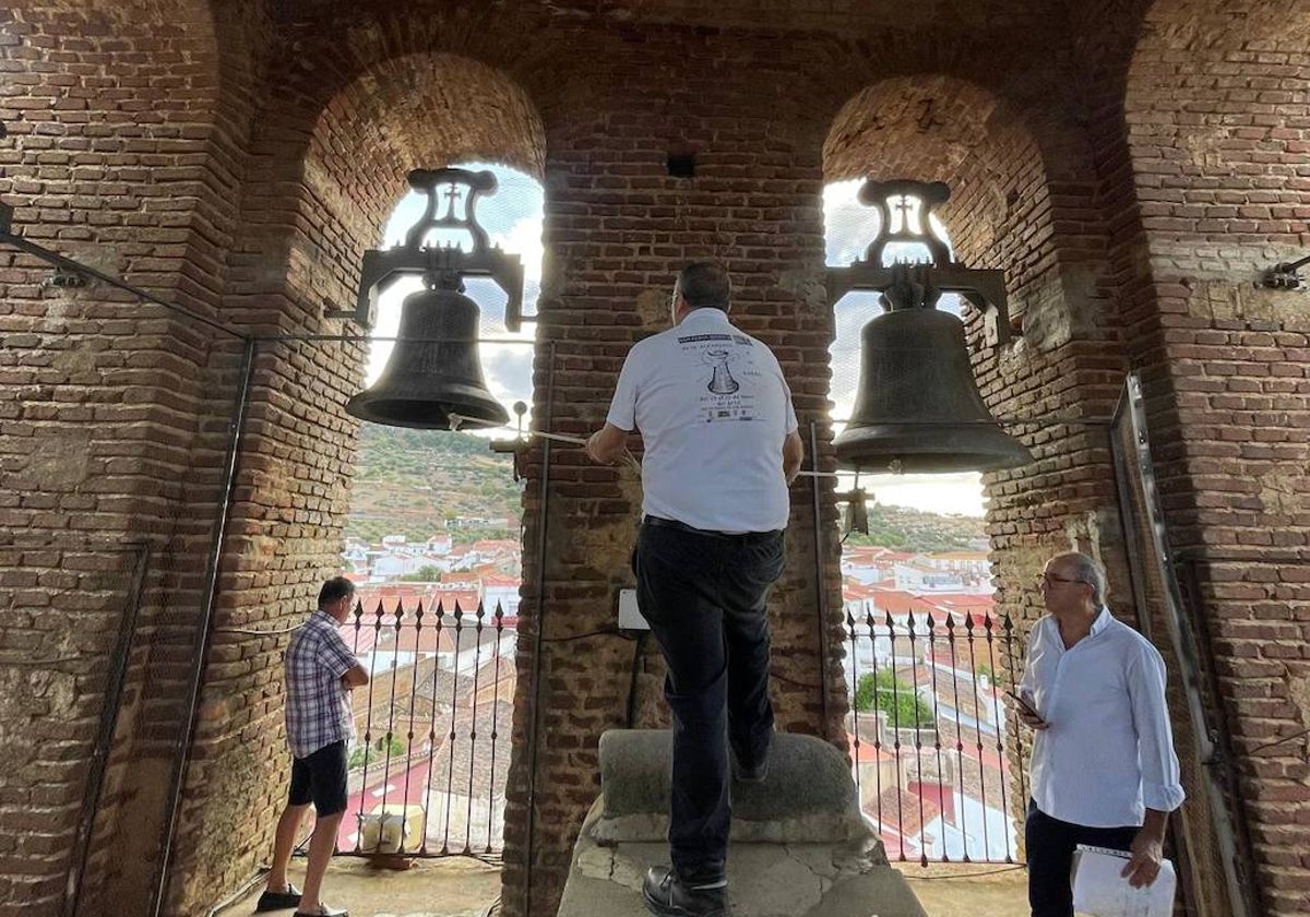 Un joven toque las campanas en la salvaterreña iglesia de San Blas.