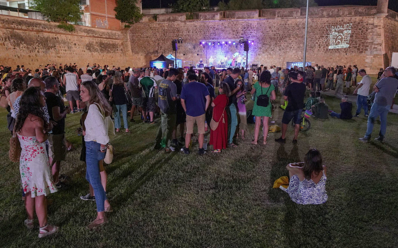 Fotos | Ambiente en la Plaza Alta de Badajoz en la clausura de la Ciudad Encendida