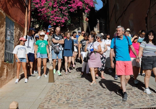 Uno de los grupos participantes en la ruta guiada mientras baja a la judería vieja.