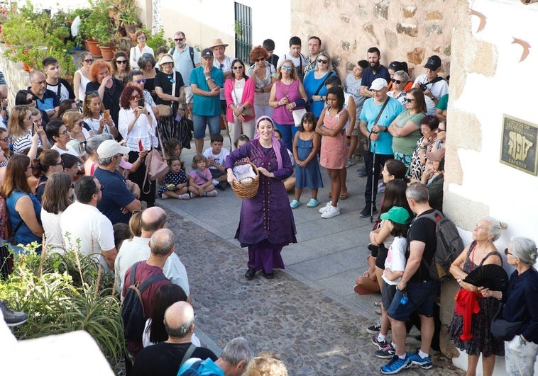 Cacereños y visitantes viendo la recreación histórica en los alrededores de la ermita de San Antonio.