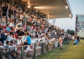 La Tribuna del Romano en el primer partido de liga.