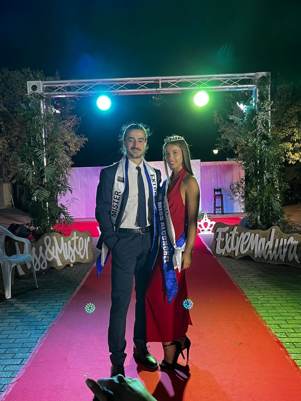 Celia Torvisco, nueva Miss Embajadores de la Moda de Extremadura 2024, junto a Ángel Vila, ganador masculino del mismo certamen.