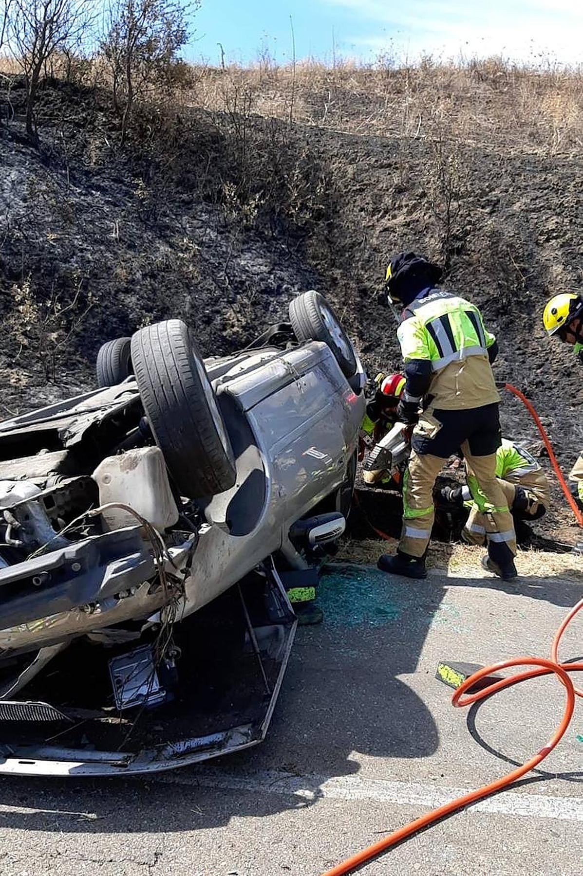 Los bomberos del Sepei actuando tras el suceso.