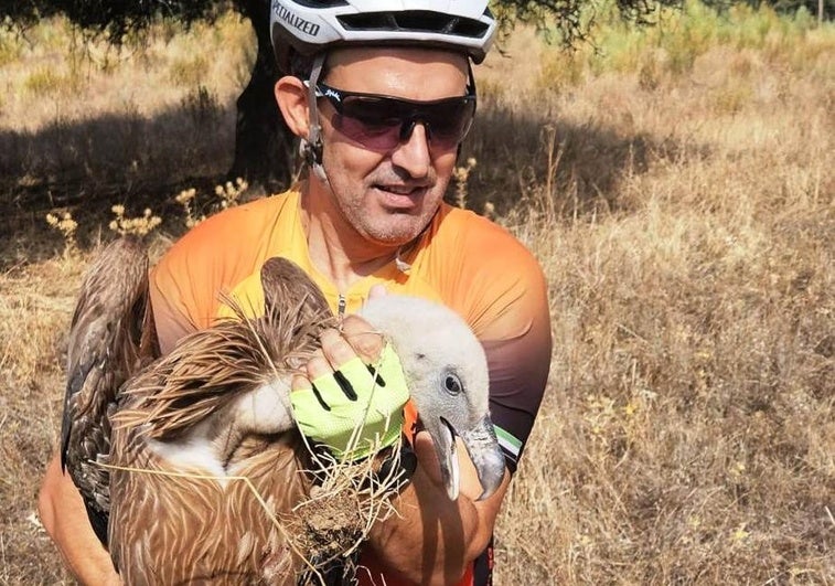 Uno de los ciclistas durante el rescate del buitre leonado.