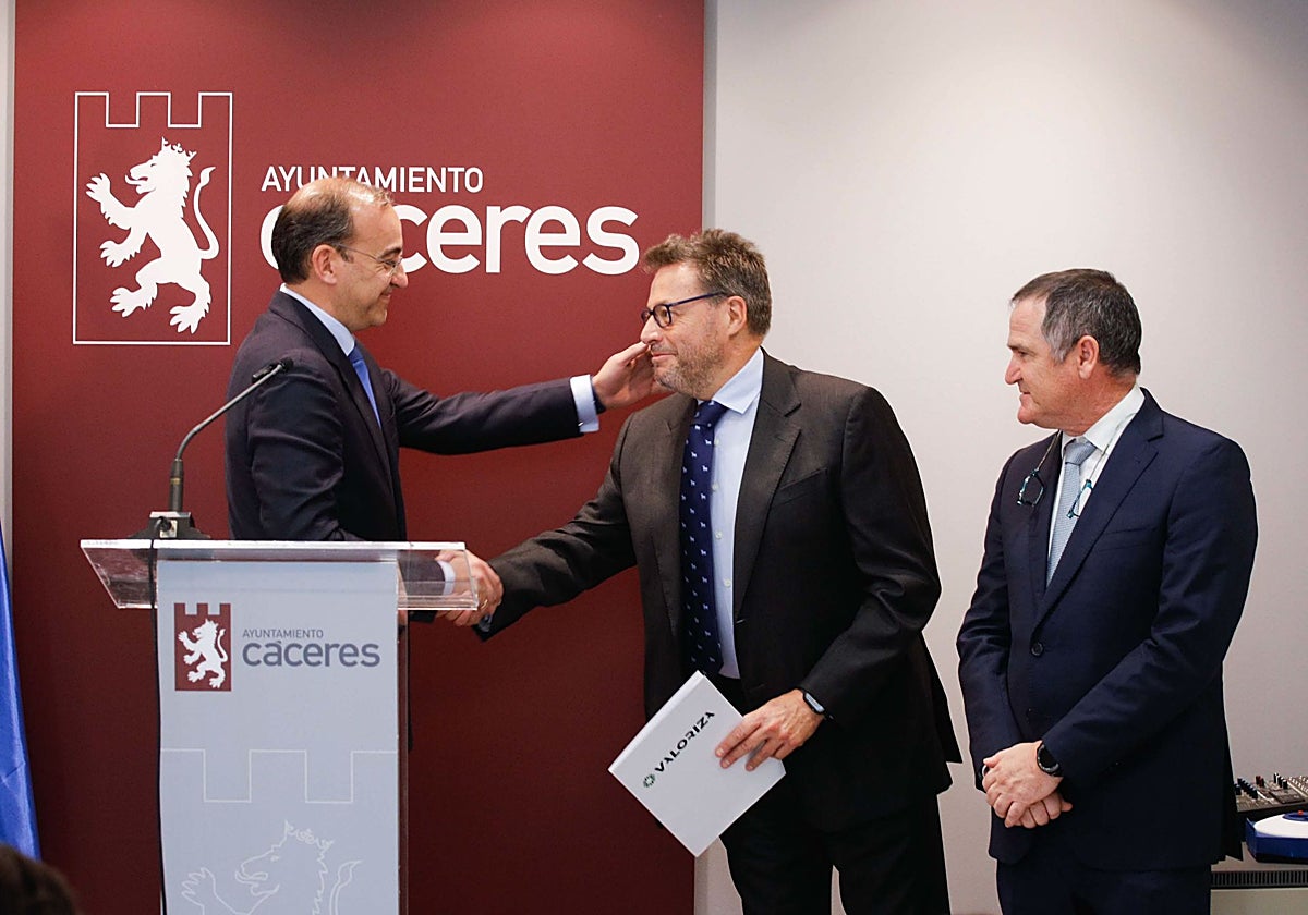 El alcalde con responsables de Valoriza el día de la firma el contrato en enero de este año.