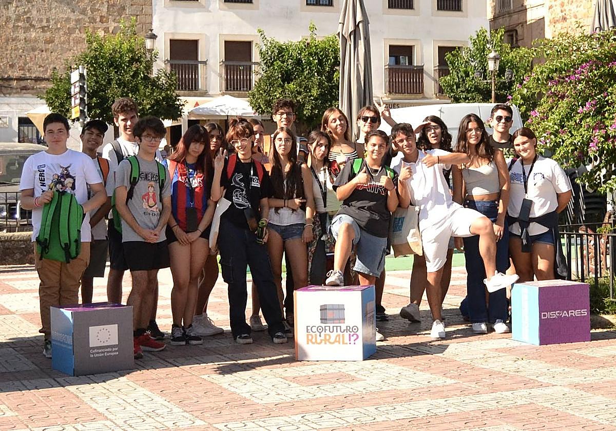 Jóvenes participantes en el intercambio Ecofuturorural !? posan en el paseo de La Alameda