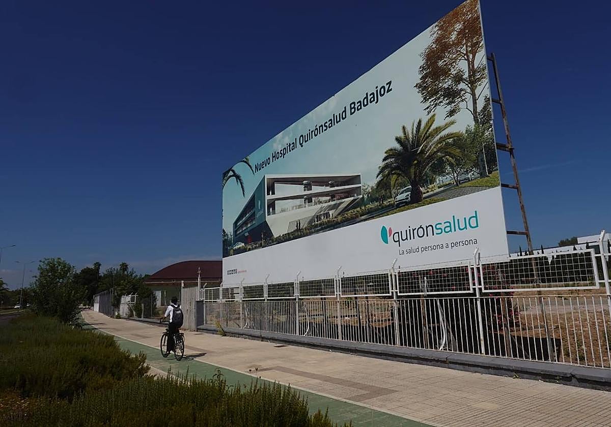 Cartel anunciador del futuro hospital en el solar de los antiguos salones Murano.