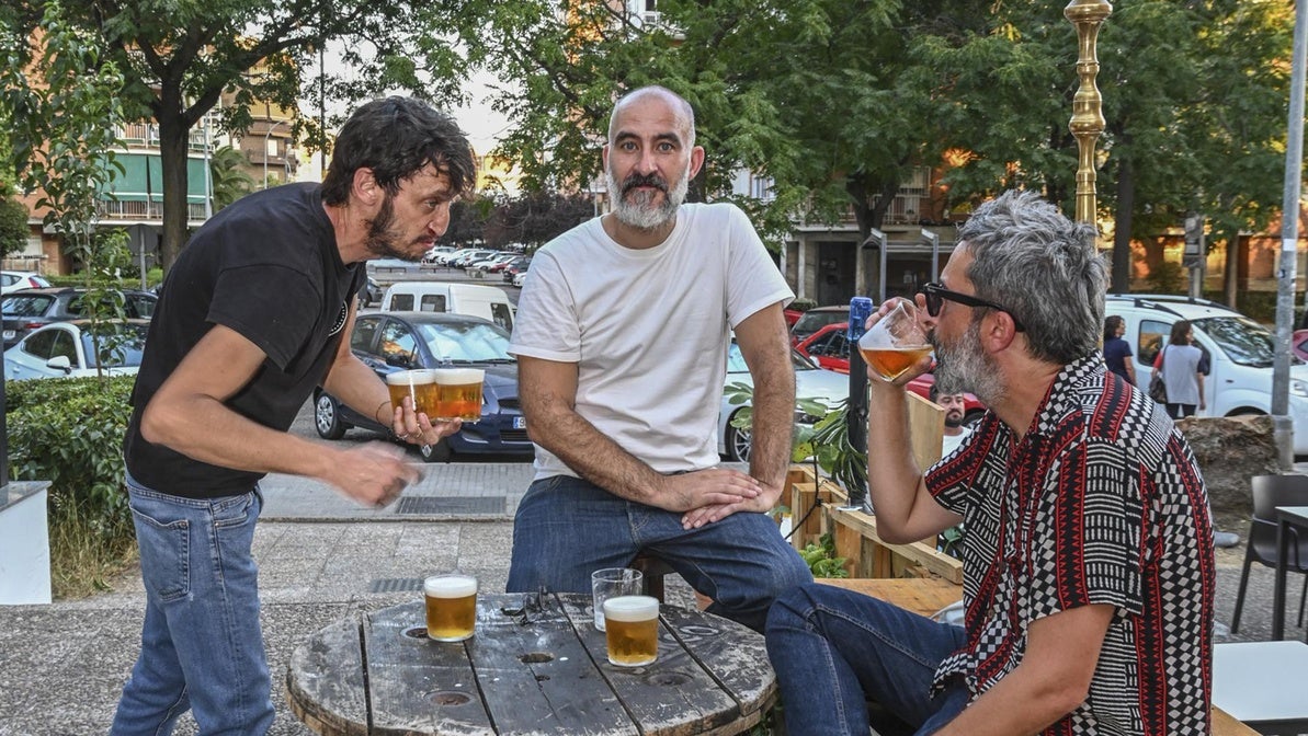 Luis y David toman una cerveza en el bar Skakeo situado en la avenida Colón de Badajoz