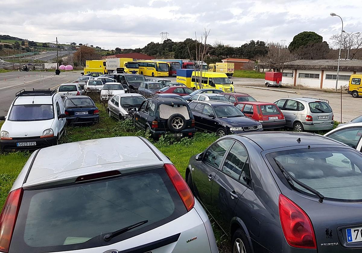 Una imagen de los coches almacenados en el depósito.