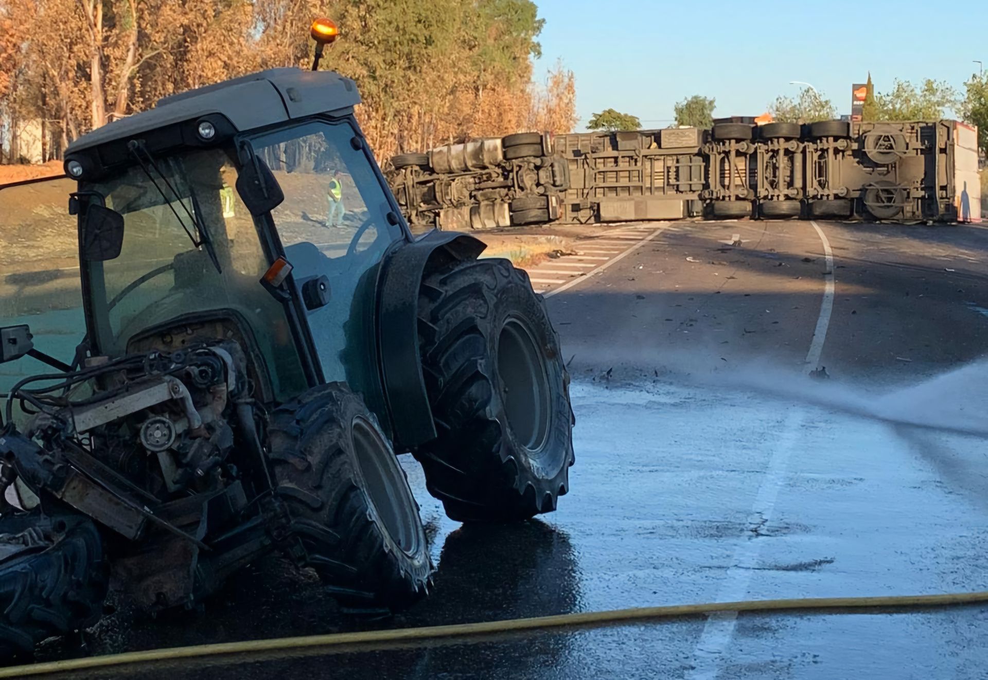 Así ha sido la colisión de un traíler y un tractor en Solana de los Barros