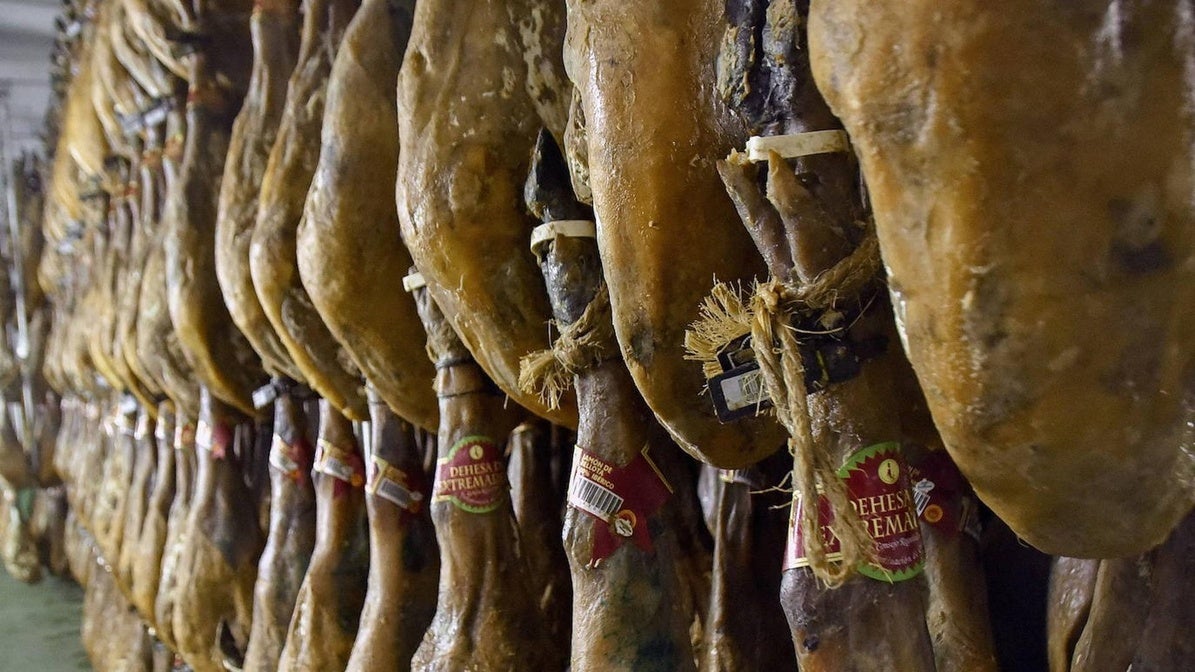 Jamones con la vitola de la denominación de origen Dehesa de Extremadura en las instalaciones de Señorío de Montanera en Badajoz.