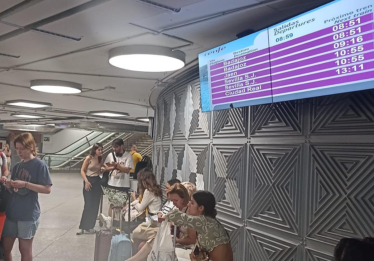 Usuarios esperando en el hall de Atocha para poder tomar el tren.