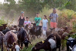 Erica y José Antonio, junto a sus tres hijos, pastoreando a sus cabras en la Sierra de Gata.