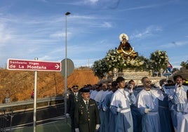 Imagen de la bajada extraordinaria de la Virgen de la Montaña este jueves.