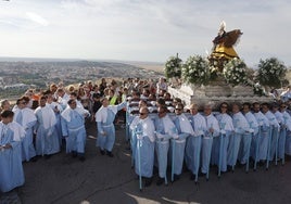 La imagen de la patrona con la ciudad de Cáceres al fondo.