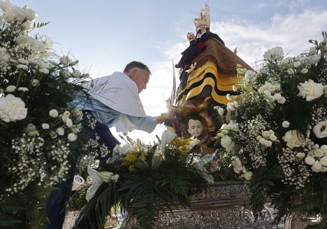 La virgen lleva en la bajada el manto que le regaló la asociación El Redoble.