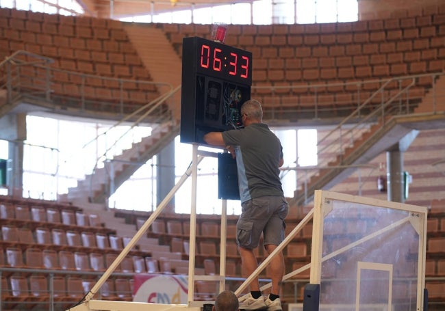 Un operario instala un marcador.