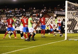 Busi cabecea a la red el gol anulado de la primera parte.