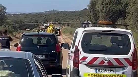 Atropellado un operario de carreteras en la vía que une Alconchel y Cheles