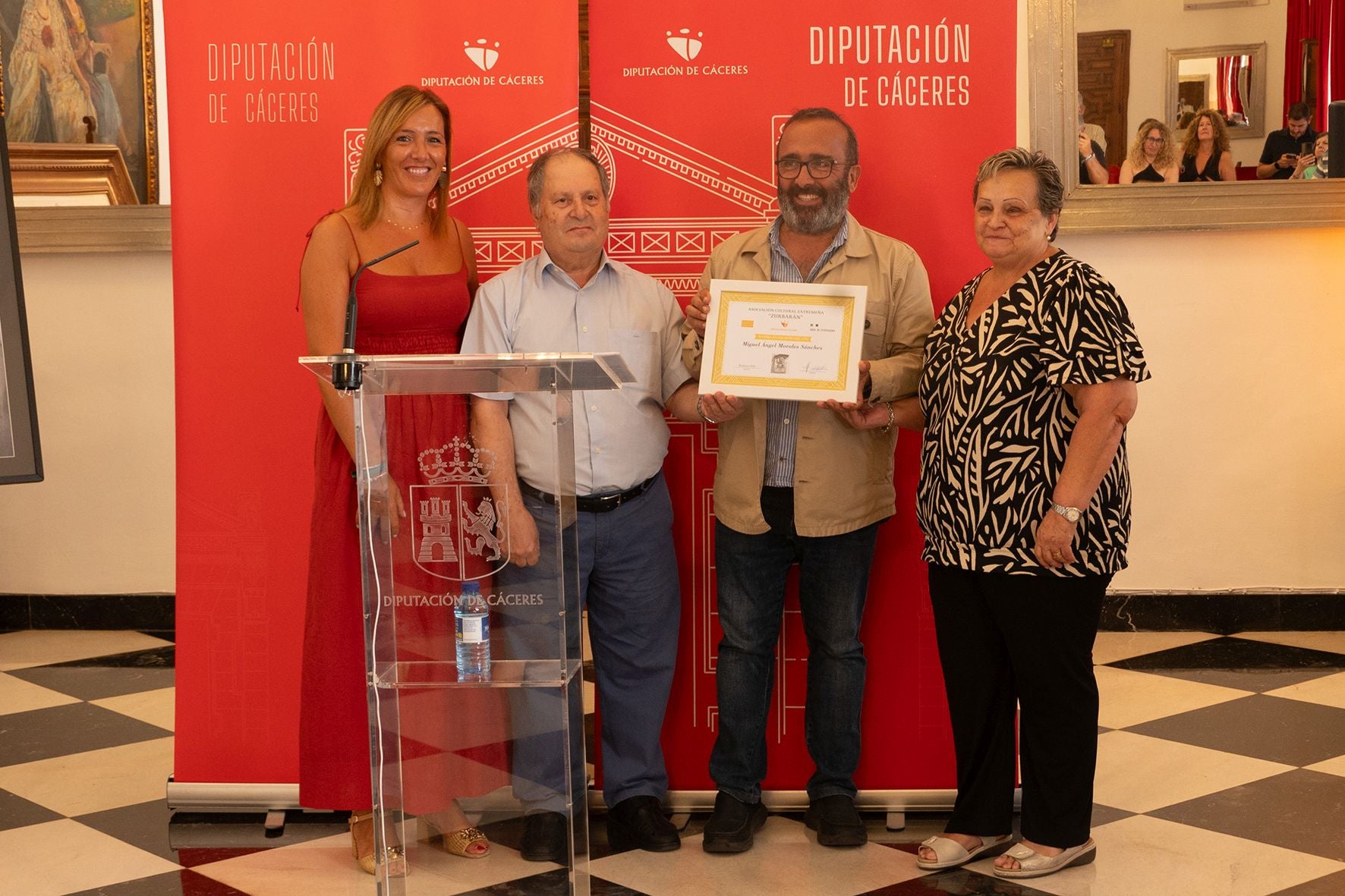 El presidente de la Diputación de Cáceres recibió el premio 'Extremeño del año'.